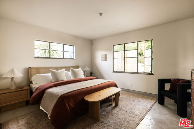5514 Ridge Oak Drive, Los Angeles CA: https://media.crmls.org/mediaz/fff5576a-aeac-42a6-ab57-cee8e05ccfe1.jpg