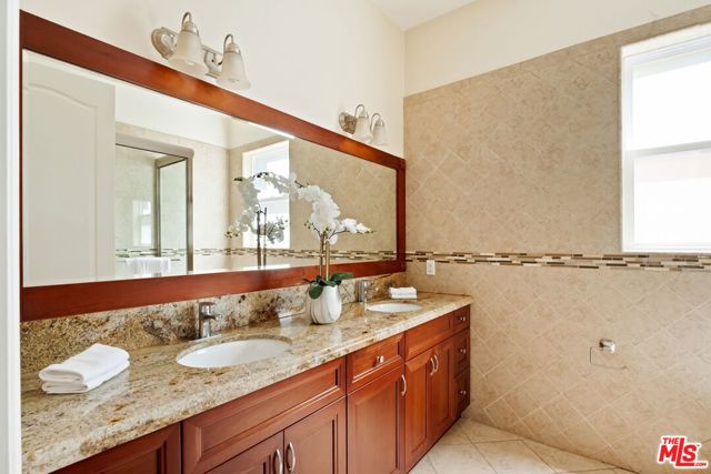 11925 Charnock Road, Los Angeles CA: https://media.crmls.org/mediaz/fff5c869-de88-44d3-a61b-a26a179d19c2.jpg