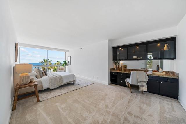 1810 Avenida Del Mundo, Coronado CA: https://media.crmls.org/mediaz/fff5ca9b-34da-46fe-8453-3a047930dd6f.jpg
