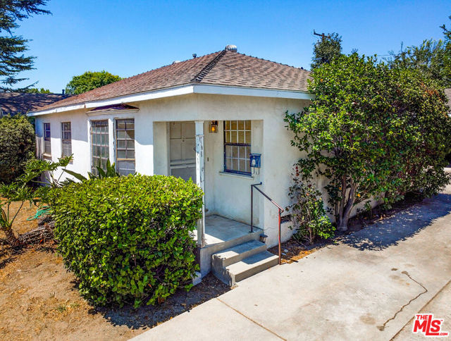 253 W El Sur Street, Monrovia CA: https://media.crmls.org/mediaz/fff5daf9-0fc3-41c7-a42b-0751efa5699f.jpg