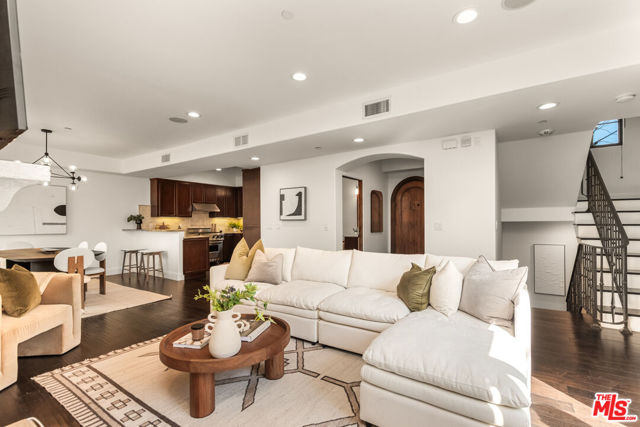 851 19th Street, Santa Monica CA: https://media.crmls.org/mediaz/fff6a25f-e01d-4858-9a2a-2fa3856614b3.jpg