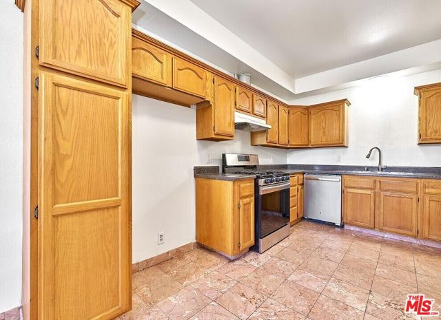 3315 Griffith Park Boulevard, Los Angeles CA: https://media.crmls.org/mediaz/fff76e5a-9223-450f-9e9c-61718682a67e.jpg