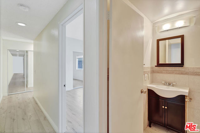 221 S Tower Drive, Beverly Hills CA: https://media.crmls.org/mediaz/fff7f7bb-3171-4b26-be18-198750cbb542.jpg