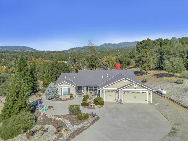 46347 Opah Drive, Ahwahnee CA: https://media.crmls.org/mediaz/fff7f900-739f-472c-89b7-eff0cc4e8cf6.jpg