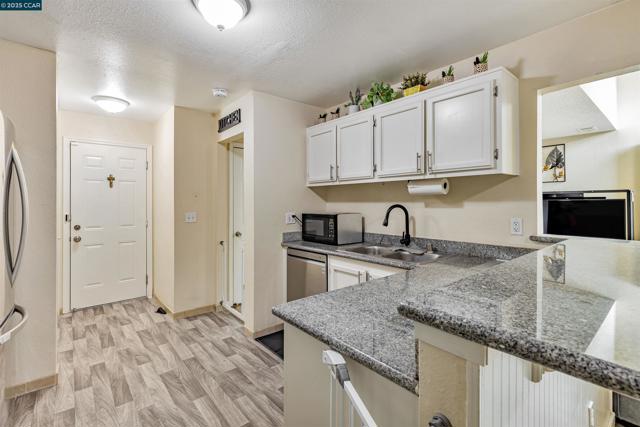 4301 Beechnut Ln, Oakley CA: https://media.crmls.org/mediaz/fff8815e-7855-4905-b69a-b9e843dacbe5.jpg