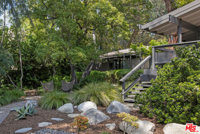 1030 Canon Drive, San Marino CA: https://media.crmls.org/mediaz/fff8ee18-3016-47c1-a3b6-f8c496ce25d2.jpg