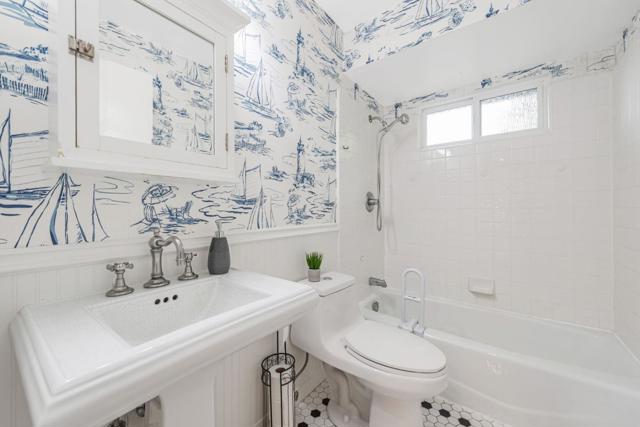 3135 Alameda De Las Pulgas, Menlo Park CA: https://media.crmls.org/mediaz/fff8f1ac-d7f3-4946-9ee4-c665cc8c46f7.jpg