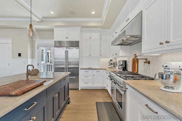 1050 Isabella Ave, Coronado CA: https://media.crmls.org/mediaz/fff96c62-a96b-4db0-b5b5-79fcd703e8a7.jpg