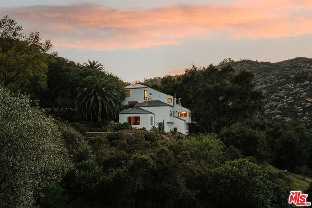 2002 Tuna Canyon Road, Topanga CA: https://media.crmls.org/mediaz/fff98dd6-5ffb-4a0d-a756-df791c0bffc4.jpg