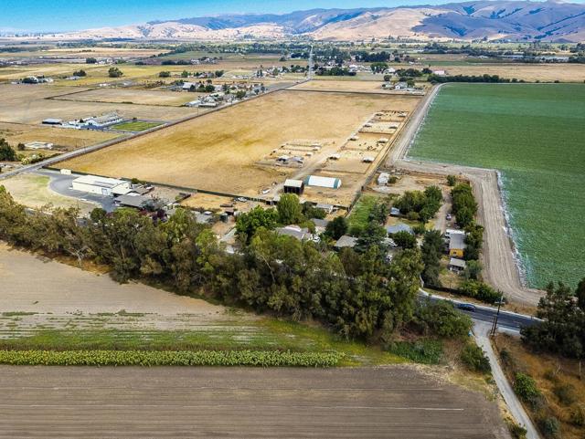 790 Shore Road, Hollister CA: https://media.crmls.org/mediaz/fff9fa17-3cee-40ca-8ce1-f7d304a01750.jpg