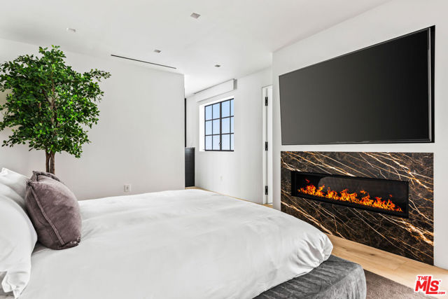 1346 Abbot Kinney Boulevard, Venice CA: https://media.crmls.org/mediaz/fffaa70a-436a-4304-b0d4-7331402c91b2.jpg