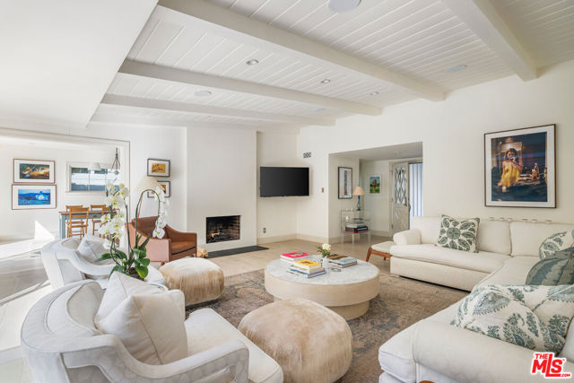 1801 San Ysidro Drive, Beverly Hills CA: https://media.crmls.org/mediaz/fffcb3f7-bc5e-4e1a-b076-56e42b2205ad.jpg