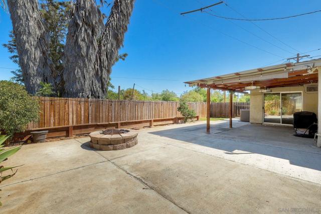 8734 Atlas View Dr, Santee CA: https://media.crmls.org/mediaz/fffd01a7-0537-4c9e-896b-4c21ff59efeb.jpg