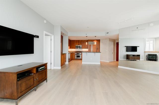 700 W Harbor Dr, San Diego CA: https://media.crmls.org/mediaz/fffded12-940e-4953-9bd2-7ee0ec826f19.jpg