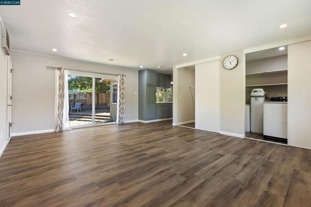 10 Maureen Ct, Pleasant Hill CA: https://media.crmls.org/mediaz/fffe7289-d93a-45ce-a828-2f97831fee79.jpg