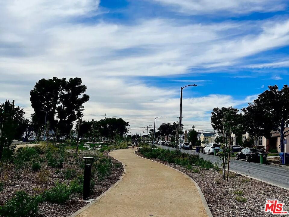 https://media.crmls.org/mediaz/fffe78a8-f8de-4a57-aa0d-8edc1c152706.jpg?preset=X-Large