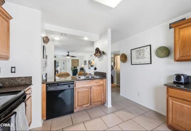 Detail Gallery Image 11 of 23 For 5211 Village 5, Camarillo,  CA 93012 - 2 Beds | 2 Baths