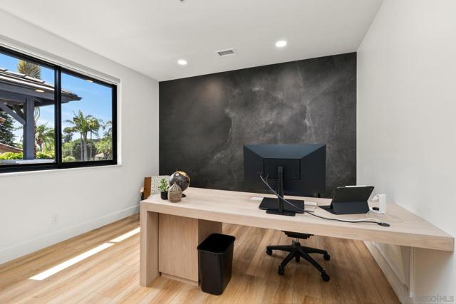 2511 San Clemente Ave, Vista CA: https://media.crmls.org/mediaz/fffeee3a-2834-48d1-9199-40ac737cc2ec.jpg